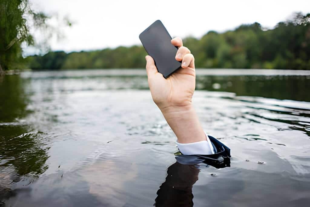 Téléphone tombé dans l’eau : que faire ?