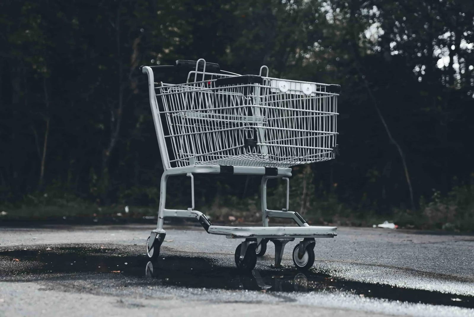 caddie vide démontrant l'impact des achats