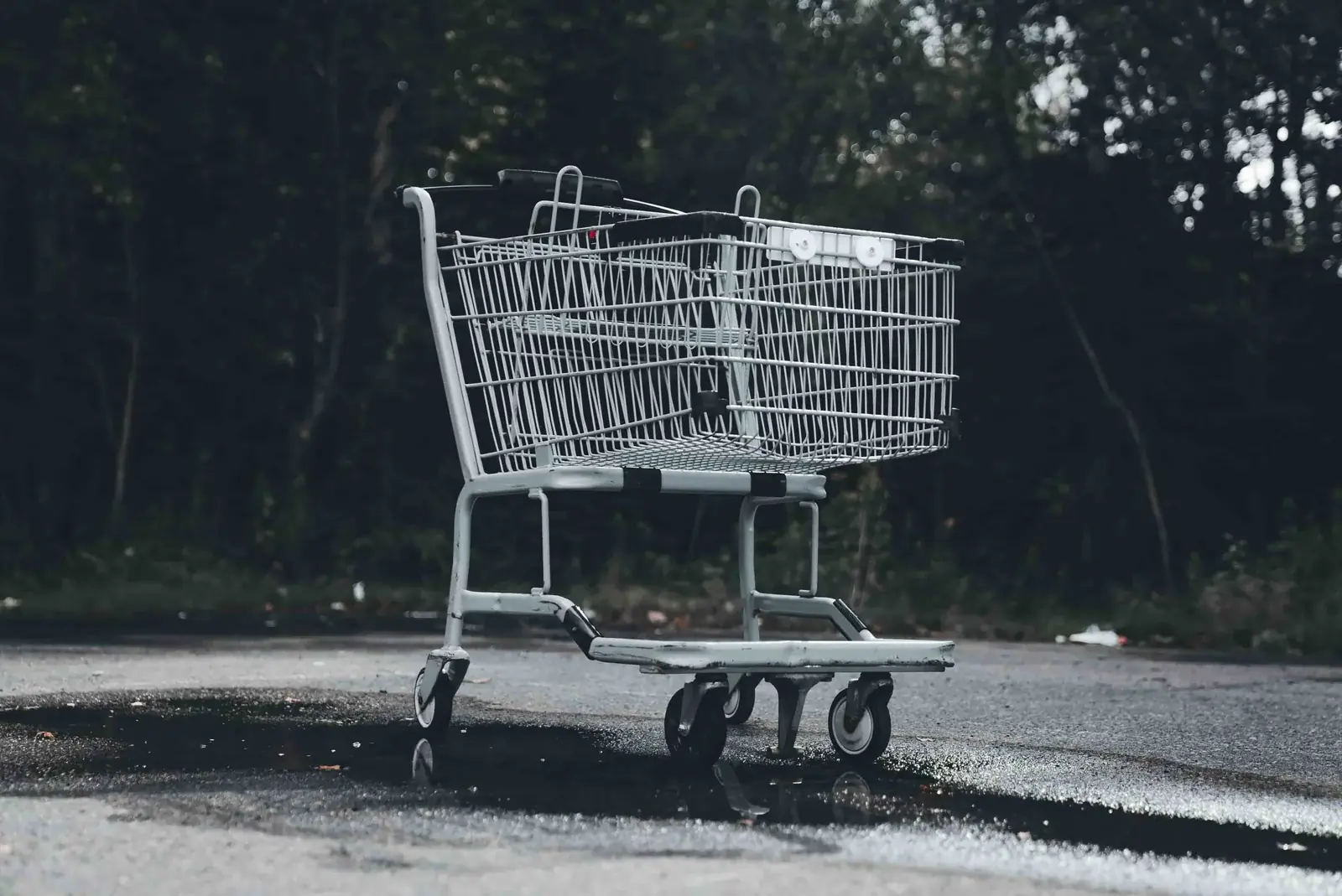 caddie vide démontrant l'impact des achats