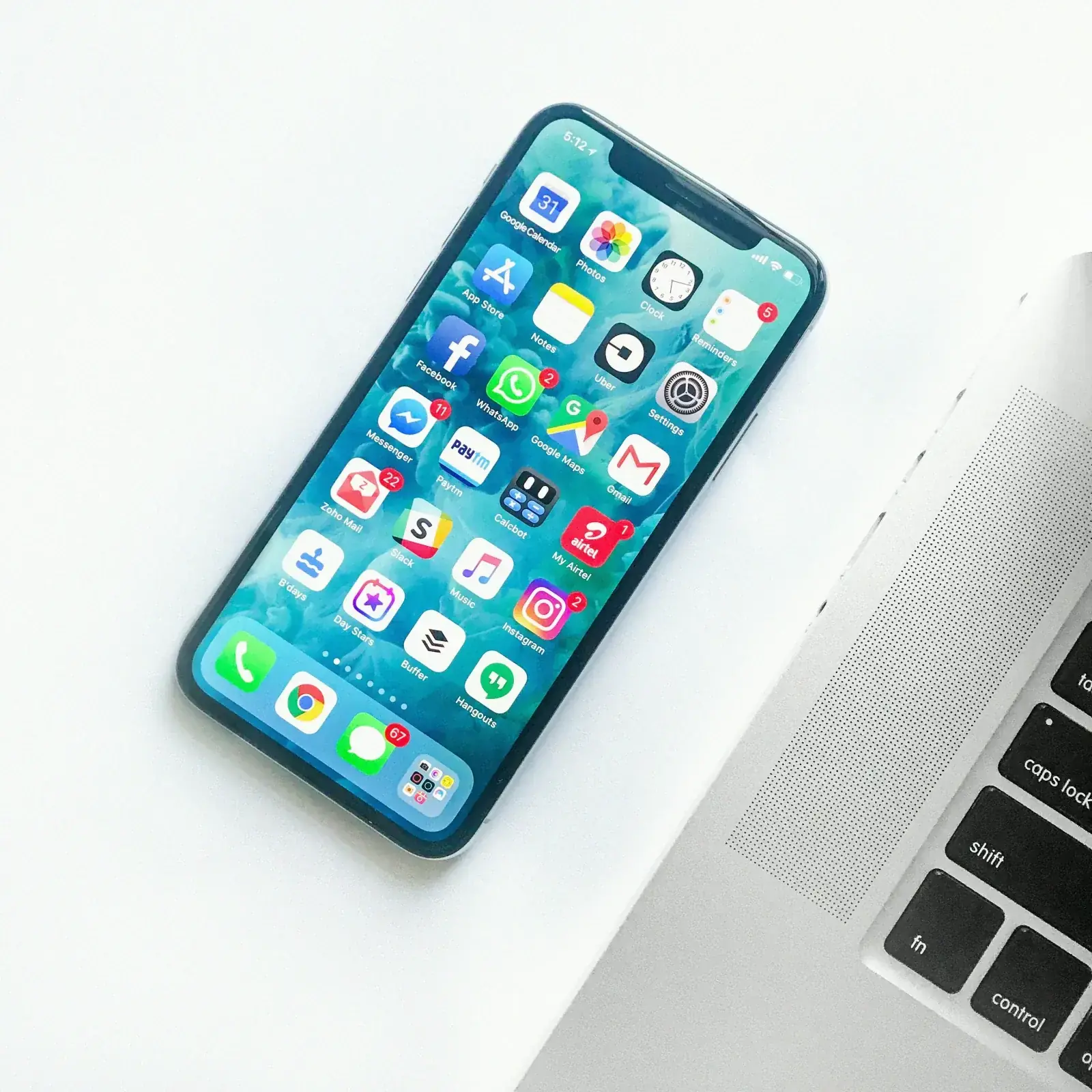 iphone sur une table pour effacement données